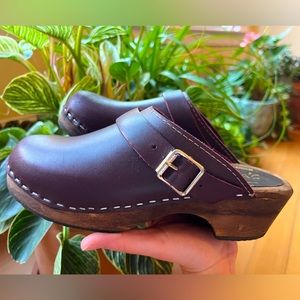 Lotta Burgundy Classic Clogs, size 36 / 6, dark wood, low heel